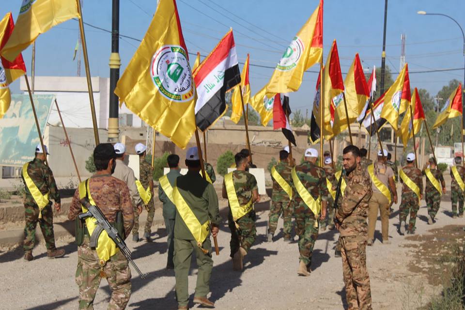 مقاتلون شيعة خلال مسيرة بمناسبة 